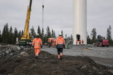 Byggarbetare i varselkläder vid en vindkraftsbyggarbetsplats