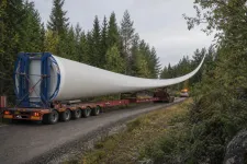 Ett långt rotorblad på en specialtrailer transporteras på en landsväg