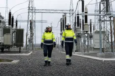 Tekniker i nätstation vid vindkraftspark