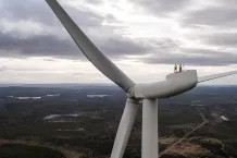 Tekniker som arbetar uppe vid maskinhuset på ett vindkraftverk