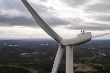 Tekniker som arbetar uppe vid maskinhuset på ett vindkraftverk