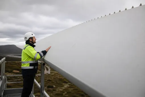 Tekniker inspekterar rotorblad till vindkraftverk
