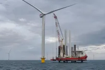 Illustration av installationsfartyg som lyfter en offshore-vindturbin i en havsbaserad vindpark