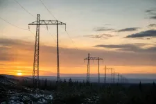 Vindkraftverk och kraftledningar i öppet landskap som illustrerar installerad effekt