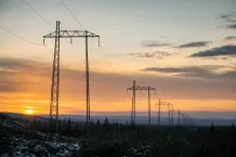Vindkraftverk och kraftledningar i öppet landskap som illustrerar installerad effekt