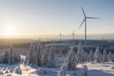 Vindkraftverk i ett snötäckt nordligt vinterlandskap